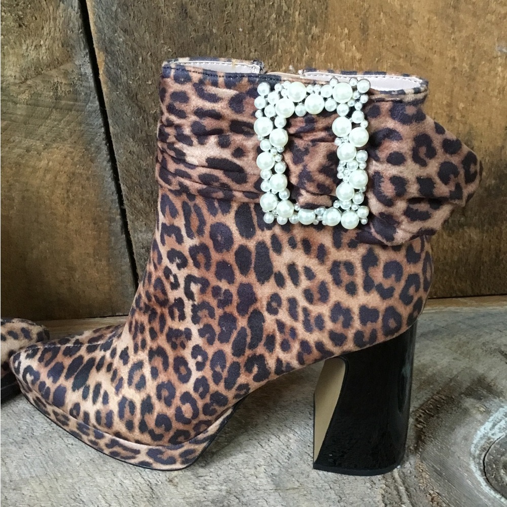 NIB Betsy Johnson Idris Leopard Boots - Picture 4 of 10